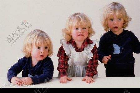 三个孩子图片
