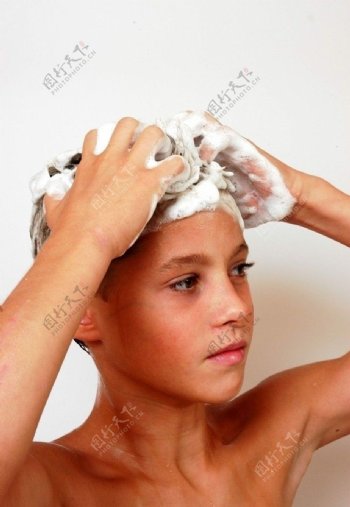 洗头的男孩图片