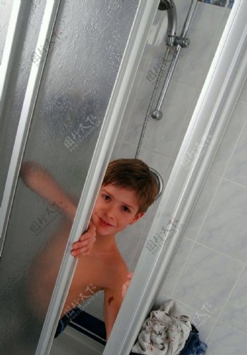 推开浴室移门的男孩图片