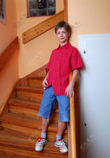 站在楼梯口的男孩图片
