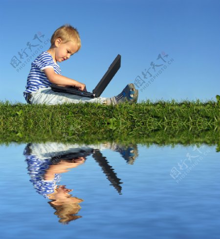 小朋友与笔记本电脑图片