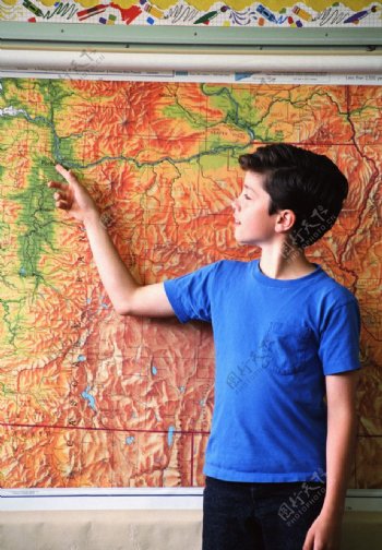 小男孩学地理图片
