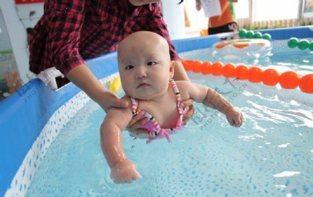 第一次穿比基尼宝宝游泳图片