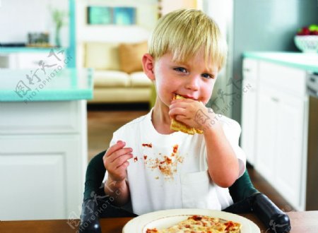 西方小孩吃披萨图片