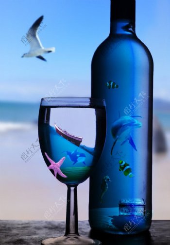 酒瓶中的海底世界图片