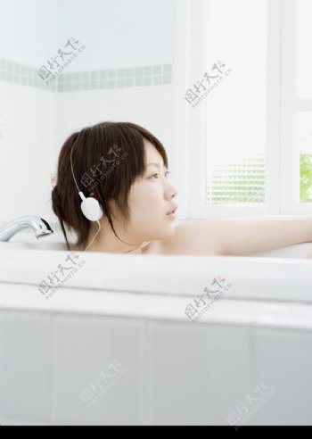 女性轻松淋浴0102