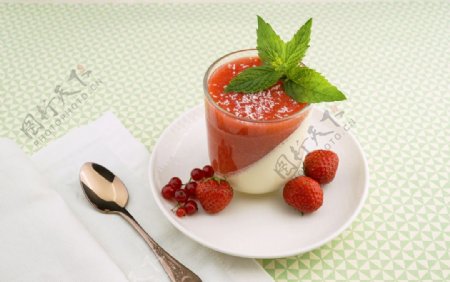 盘子和草莓汁