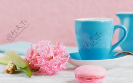蓝色咖啡杯粉色花朵