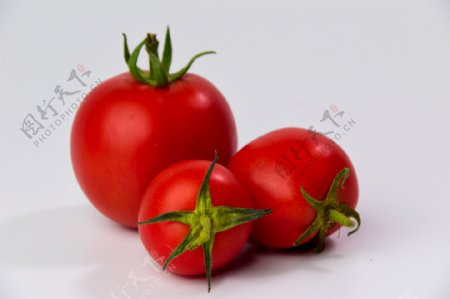 三颗红色西红柿