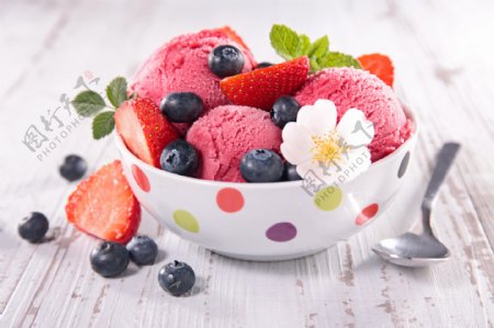 唯美水果冰淇淋