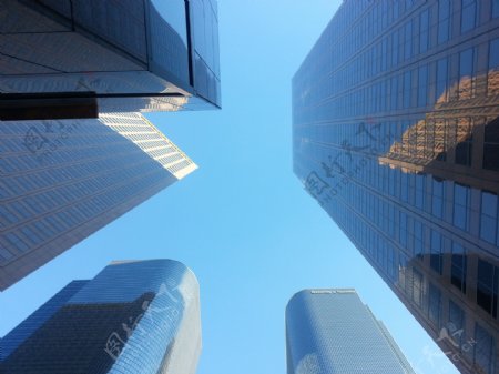 蓝天下高楼大厦仰视图