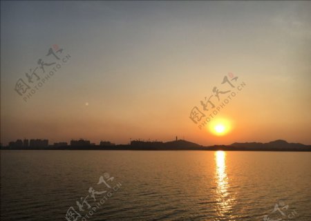 夕阳南湖风景