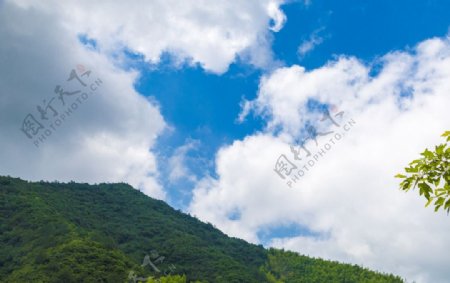 蓝天白云下的山峰