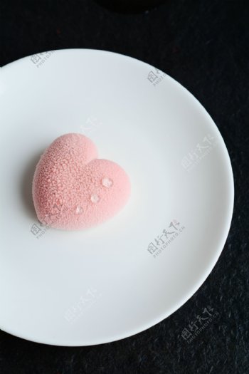 粉色爱心慕斯蛋糕