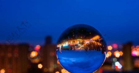 水晶球中的城市夜景