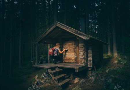 树林里的小木屋