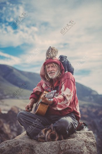 弹吉他的老人