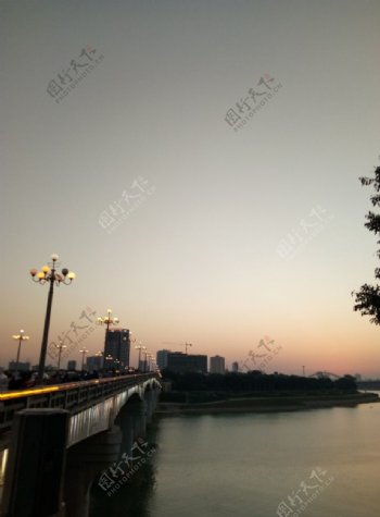 傍晚下的邕江大桥