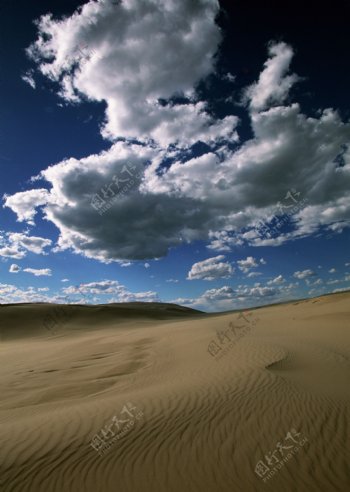 蓝天白云下的沙漠