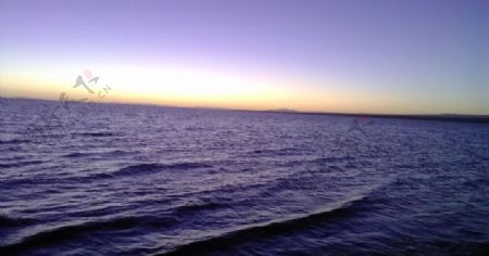 日出前的青海湖面