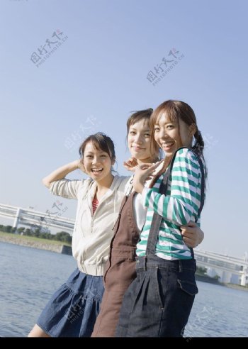 三个走在河边的女孩