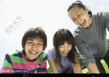 开心一笑的三个年轻人