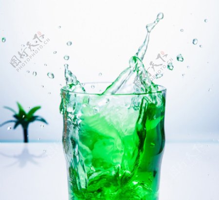 喷溅的绿色冰镇饮料