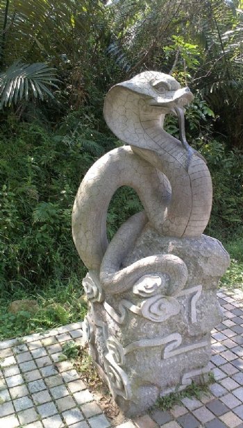 十二生肖石像蛇