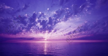 海上紫色霞光下的云彩