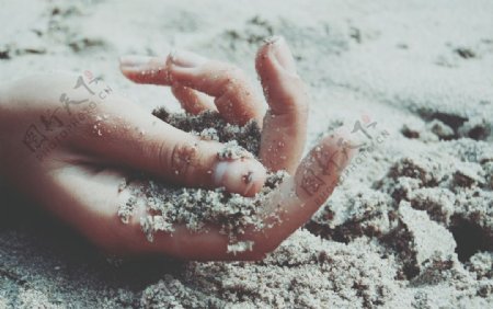 手握沙子