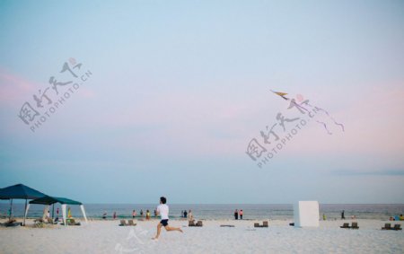 沙滩上放风筝