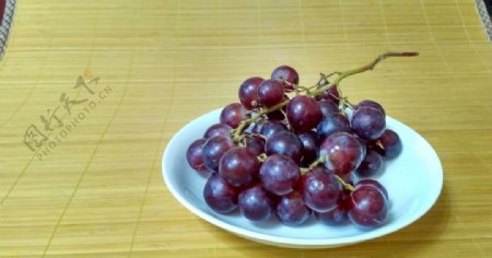 碟子上的一串红葡萄