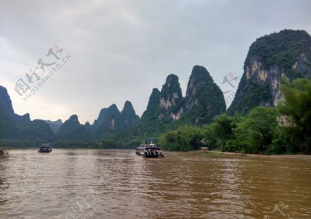 下雨后桂林漓江的群山
