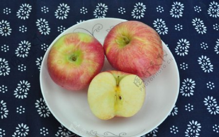 盘子里的三颗苹果