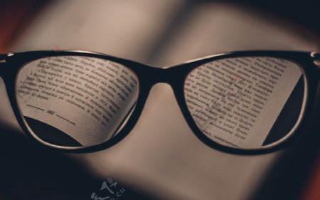 透过眼镜看书本