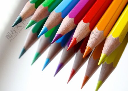 一排彩色的铅笔