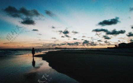 夕阳下的沙滩