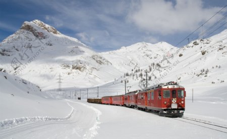 行驶在雪地中的火车