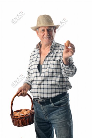 拿着鸡蛋的中年男人图片