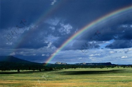 草原山的彩虹图片