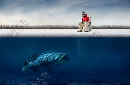 冰面上垂钓的男人和冰下的大鱼图片