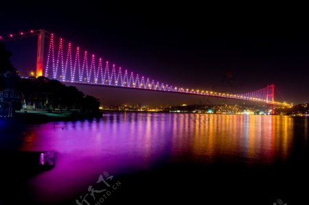 江面大桥上的霓虹灯图片