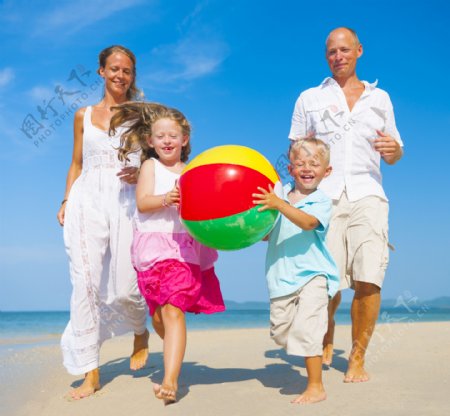 抱着沙滩球的儿童图片