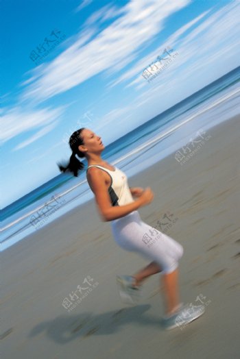 沙滩上跑步的美女图片