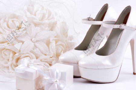 白色花朵礼物盒和高跟鞋图片
