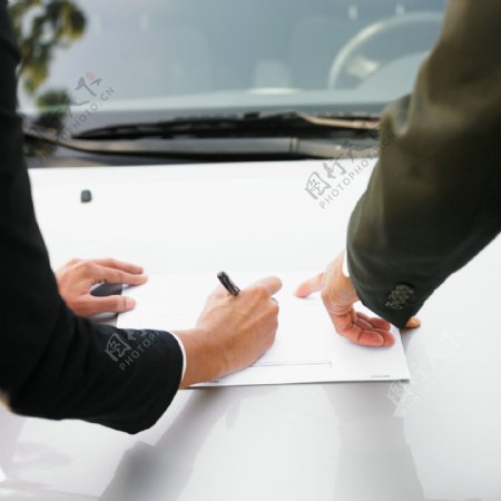 签合同的商务人士图片