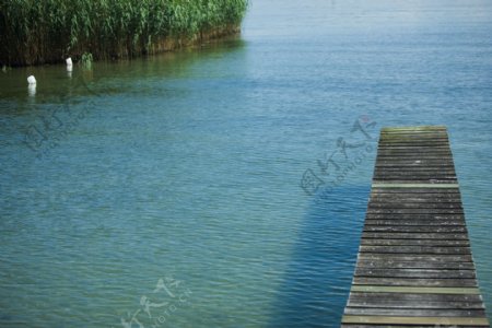 湖泊上的木桥风景图片