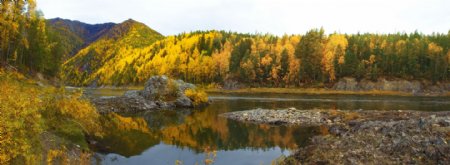 秋天湖泊森林风景图片