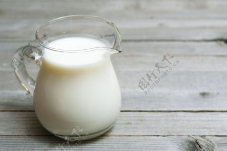 玻璃杯中的牛奶图片