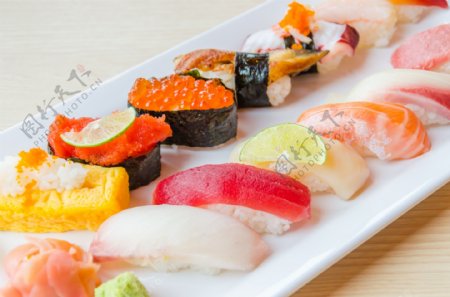 盘子里的寿司与生鱼片图片